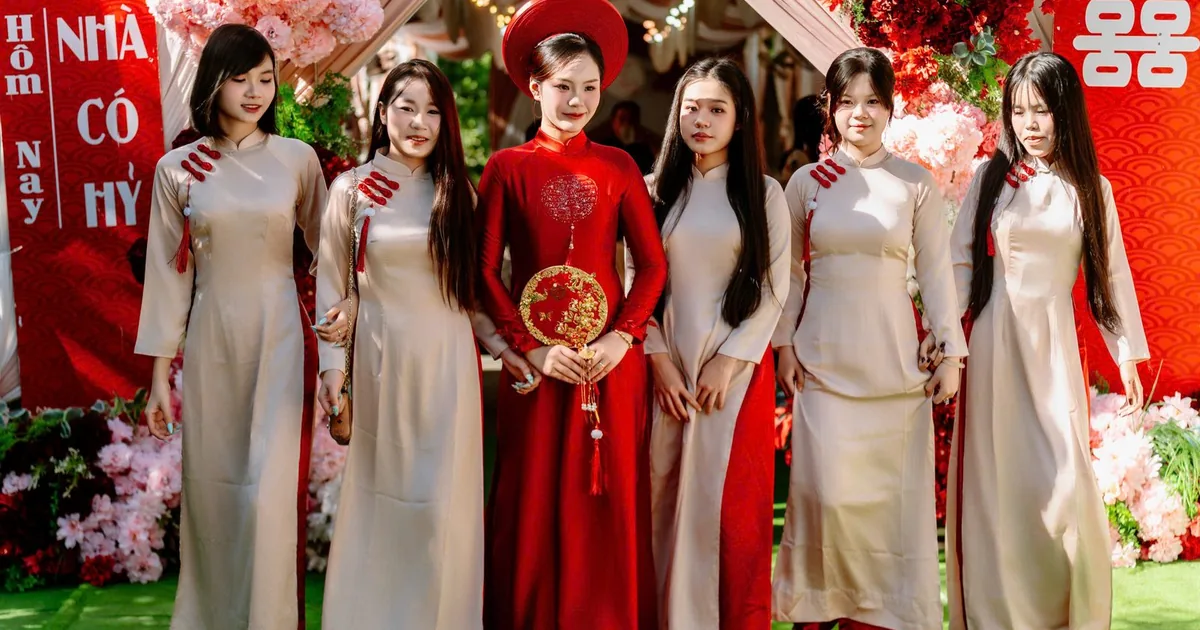 Cô dâu và các phù dâu mặc áo dài trong ngày cưới